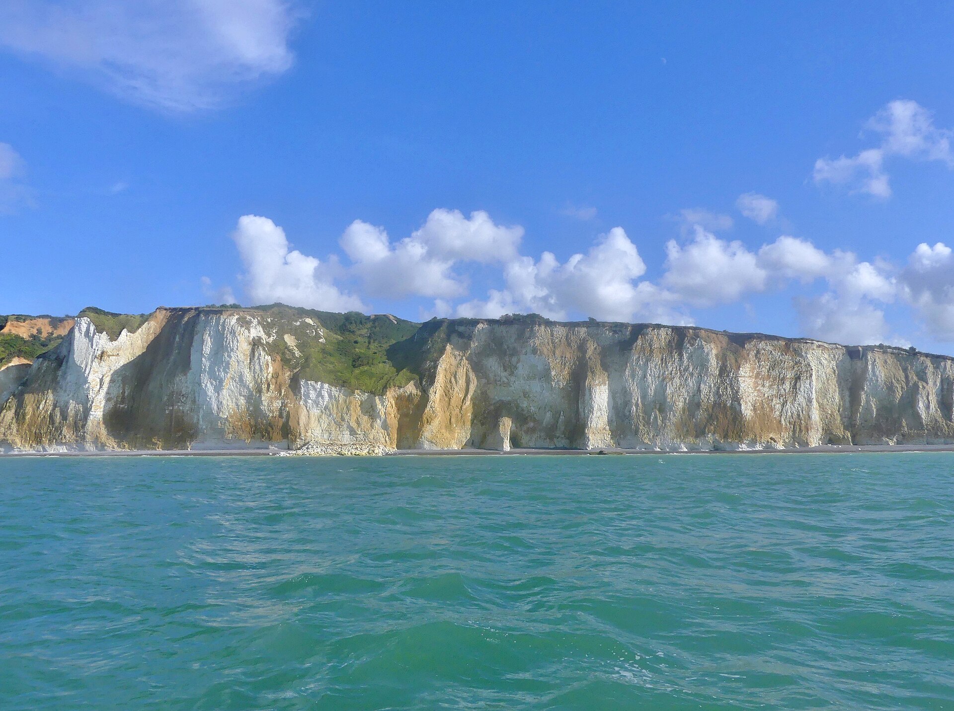 Falaises de Dieppe vues du large, mer de la Manche.