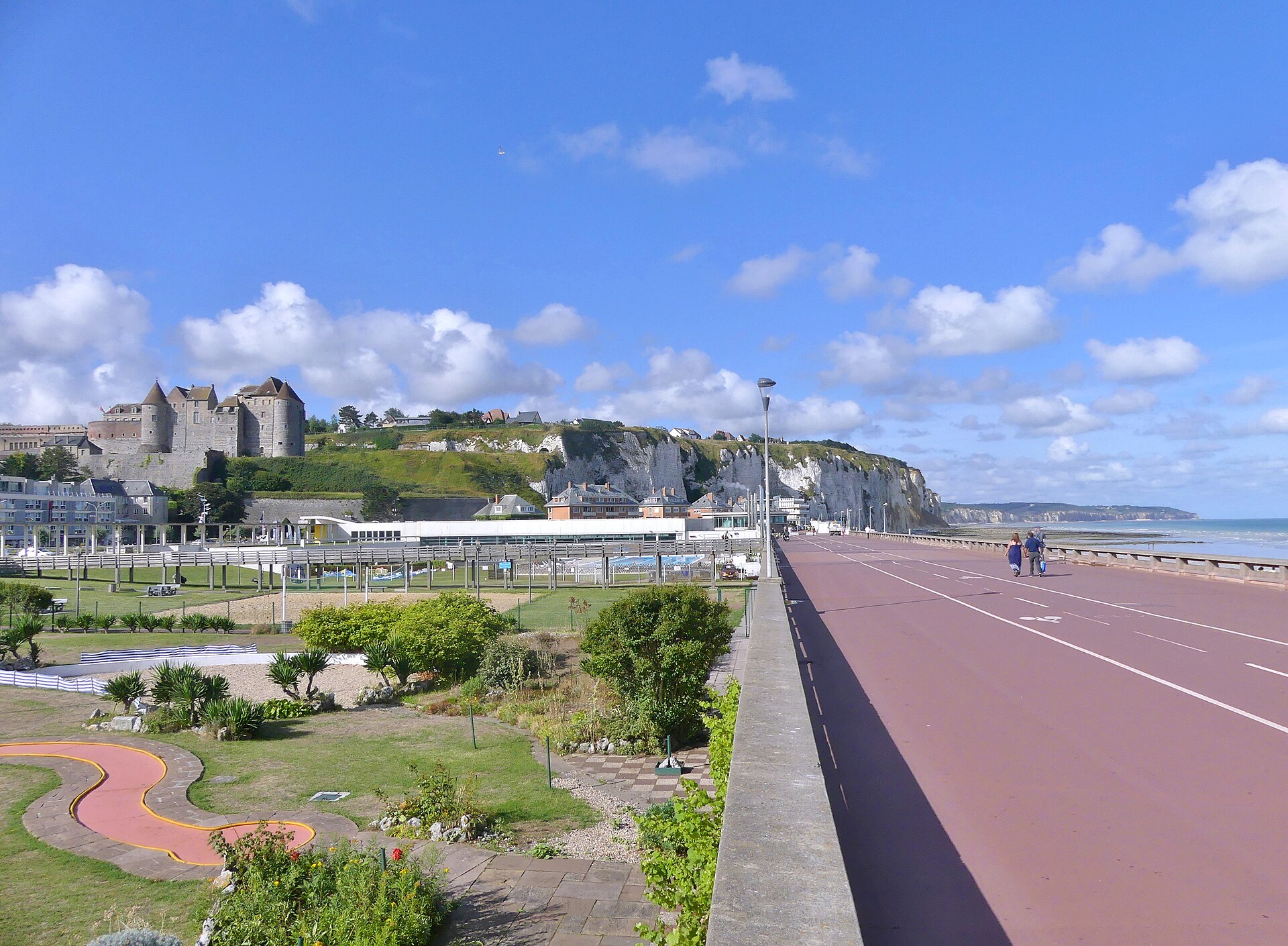 Front de mer de Dieppe et falaise au matin.
