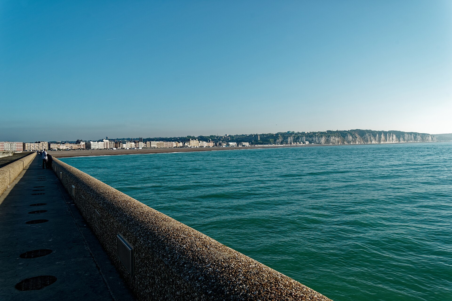 Jetée du port de Dieppe, mer de la Manche et horizon bas.