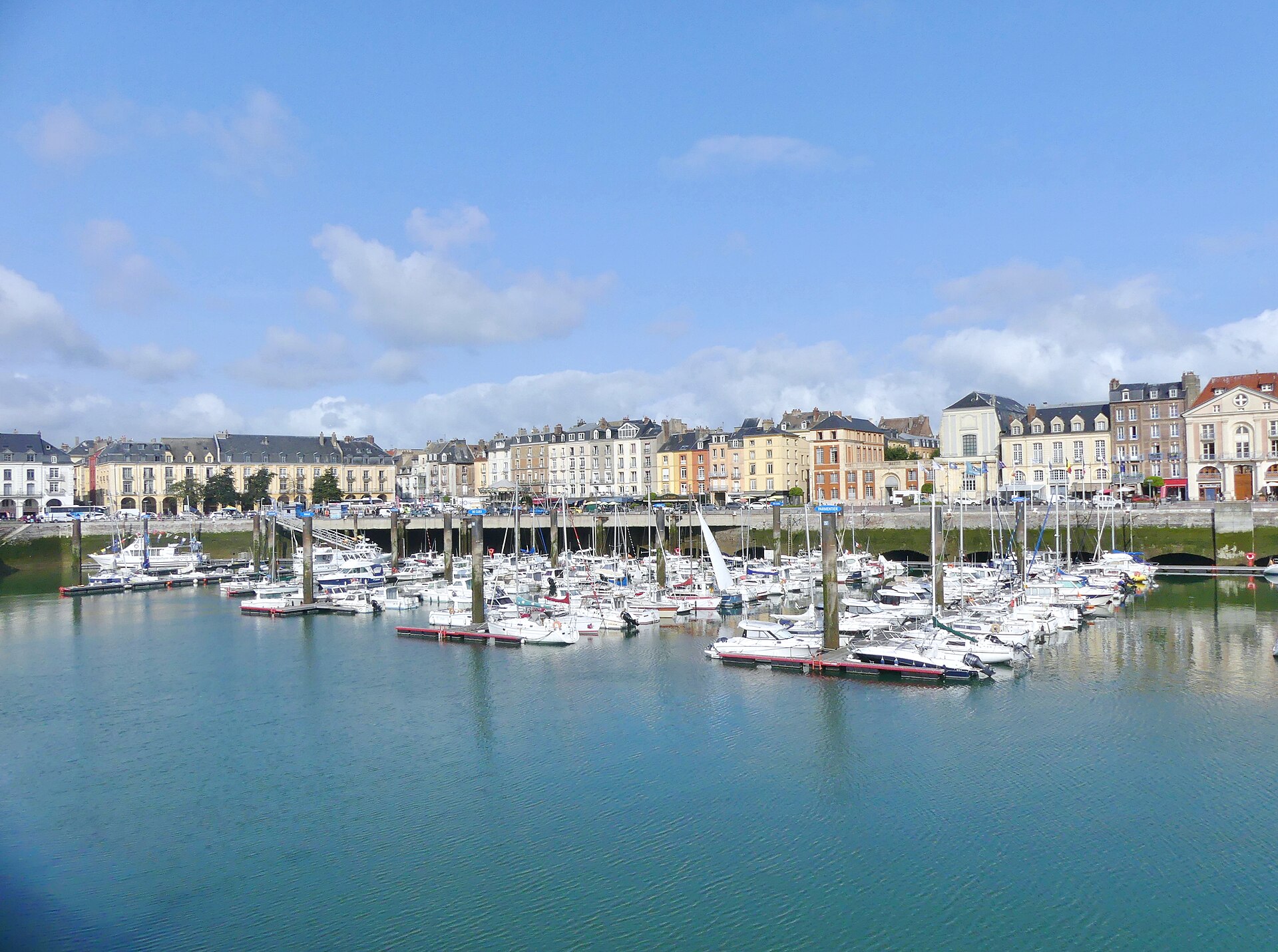 Bassins du port de Dieppe au matin.