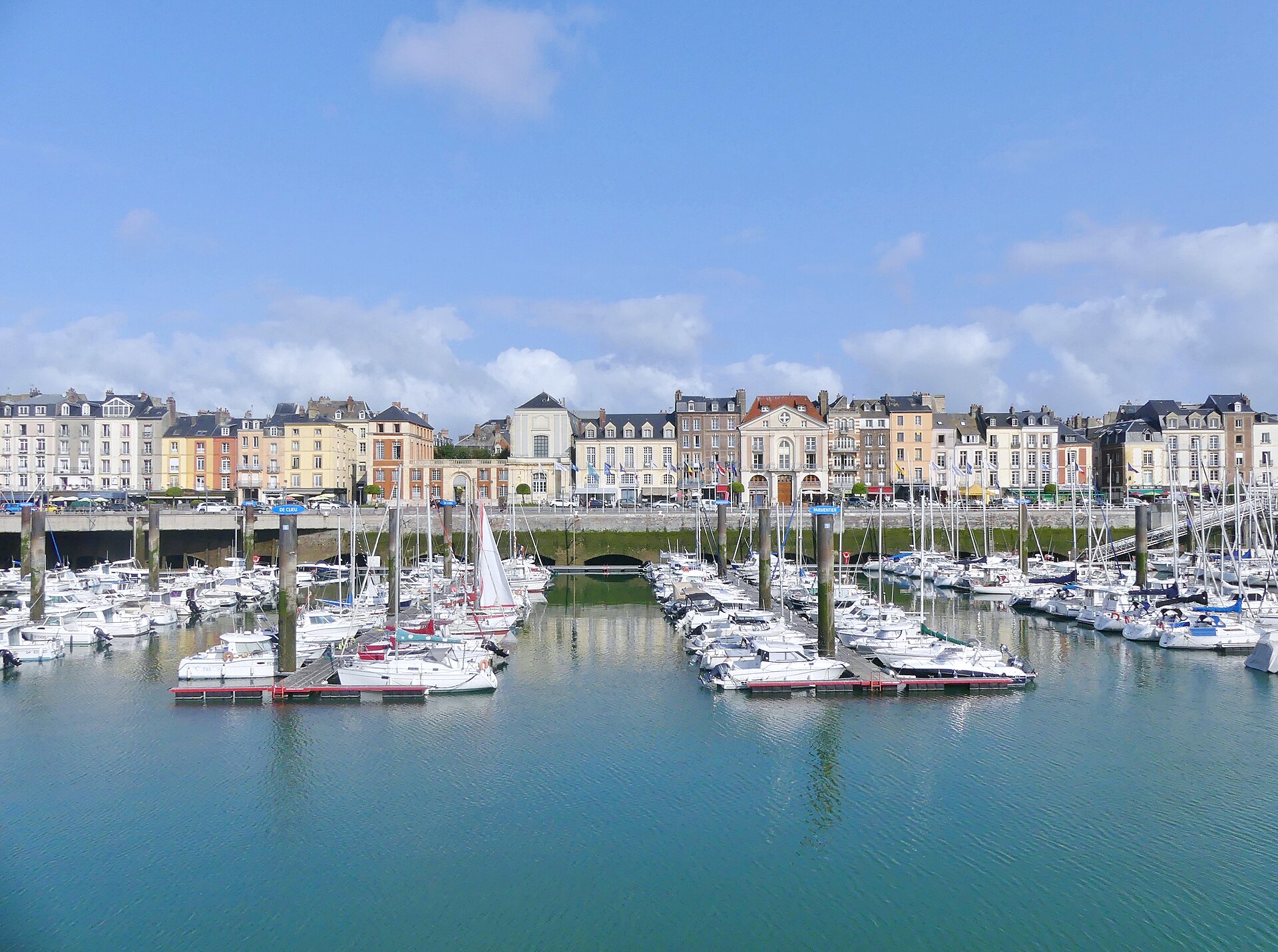 Port de Dieppe au matin, bassins, quais et bateaux sous ciel bas.