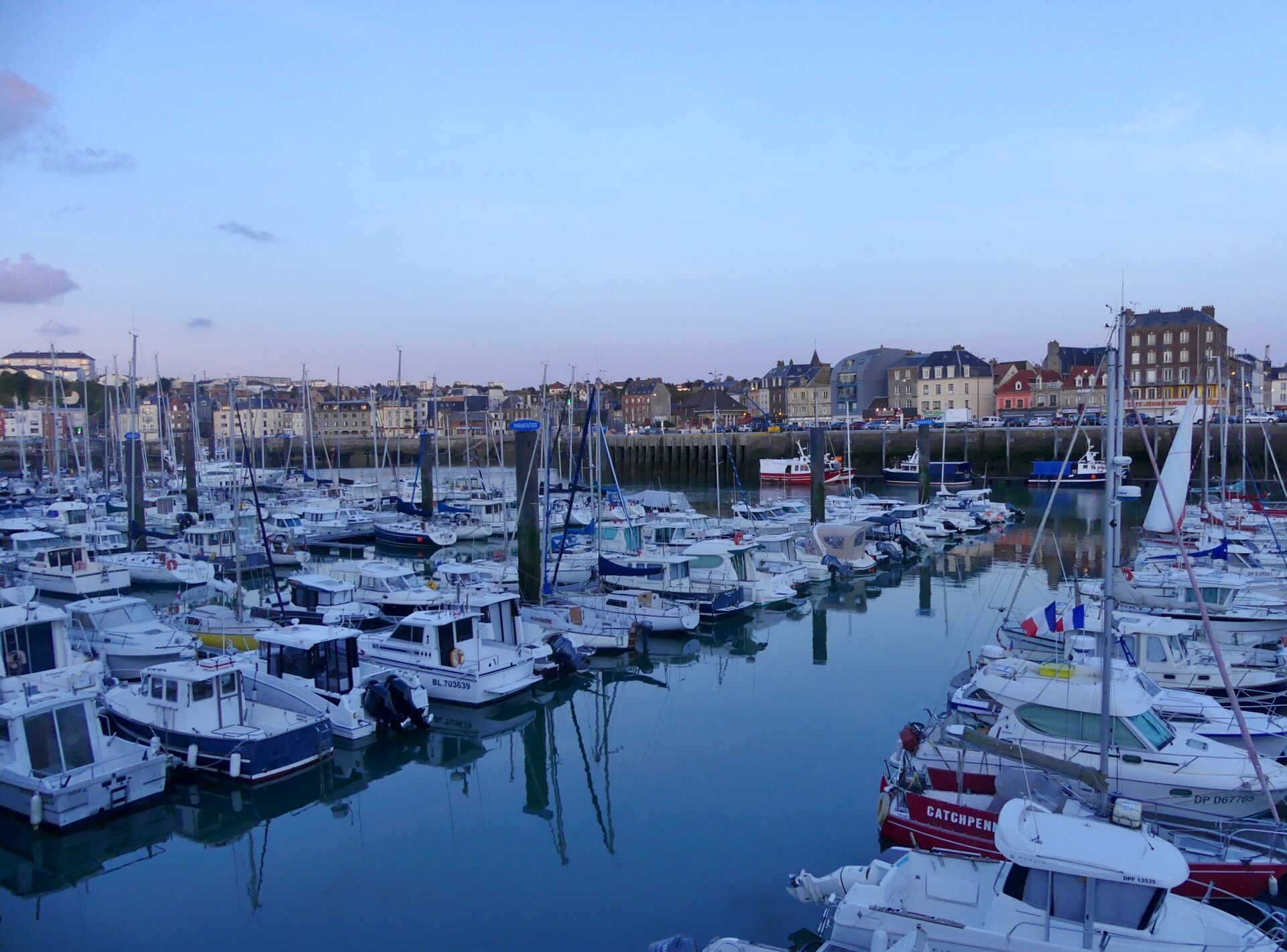Port de Dieppe à la tombée de la nuit, lumières sur l’eau.