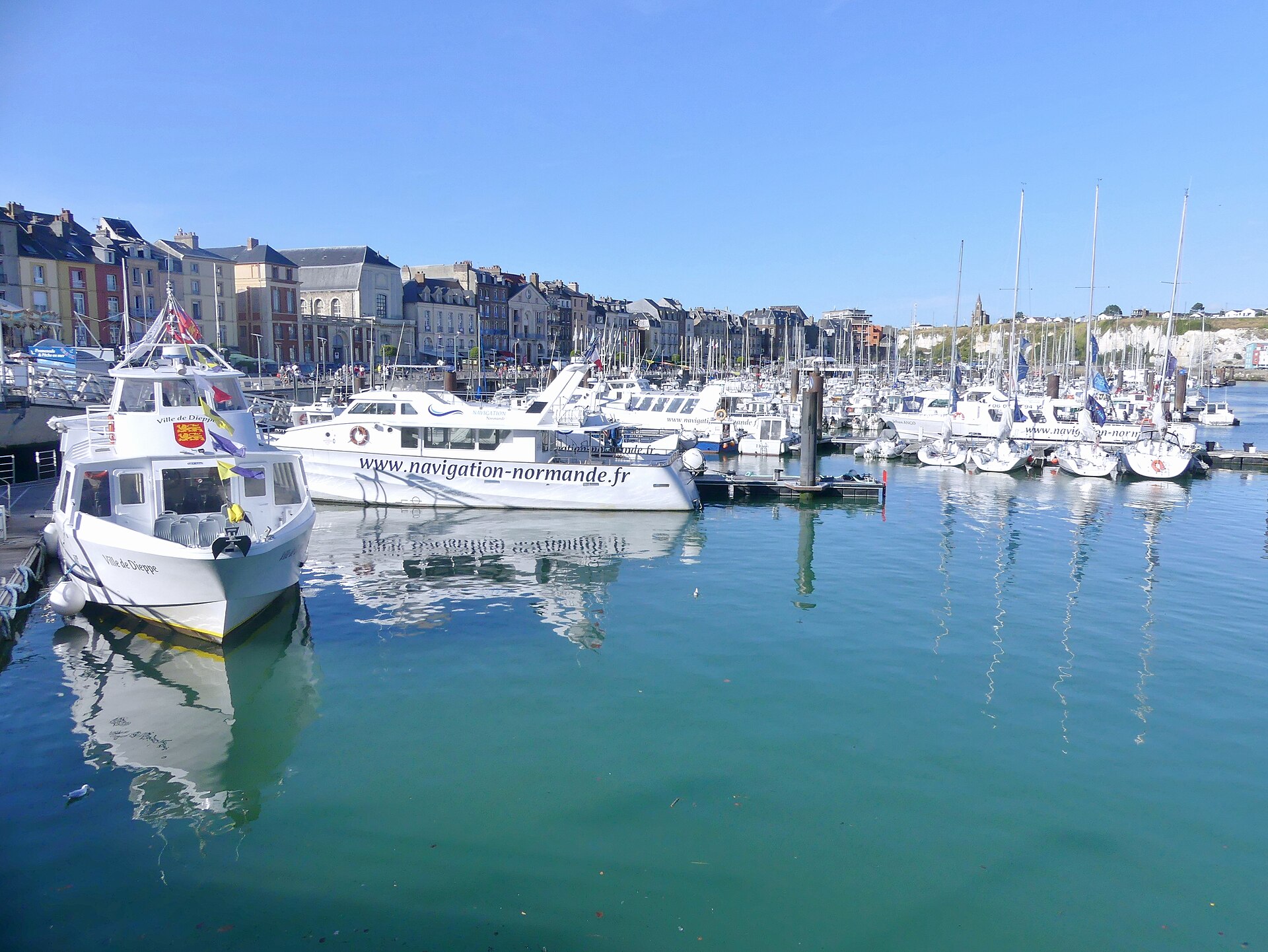 Bateau de travail amarré dans le port de Dieppe.