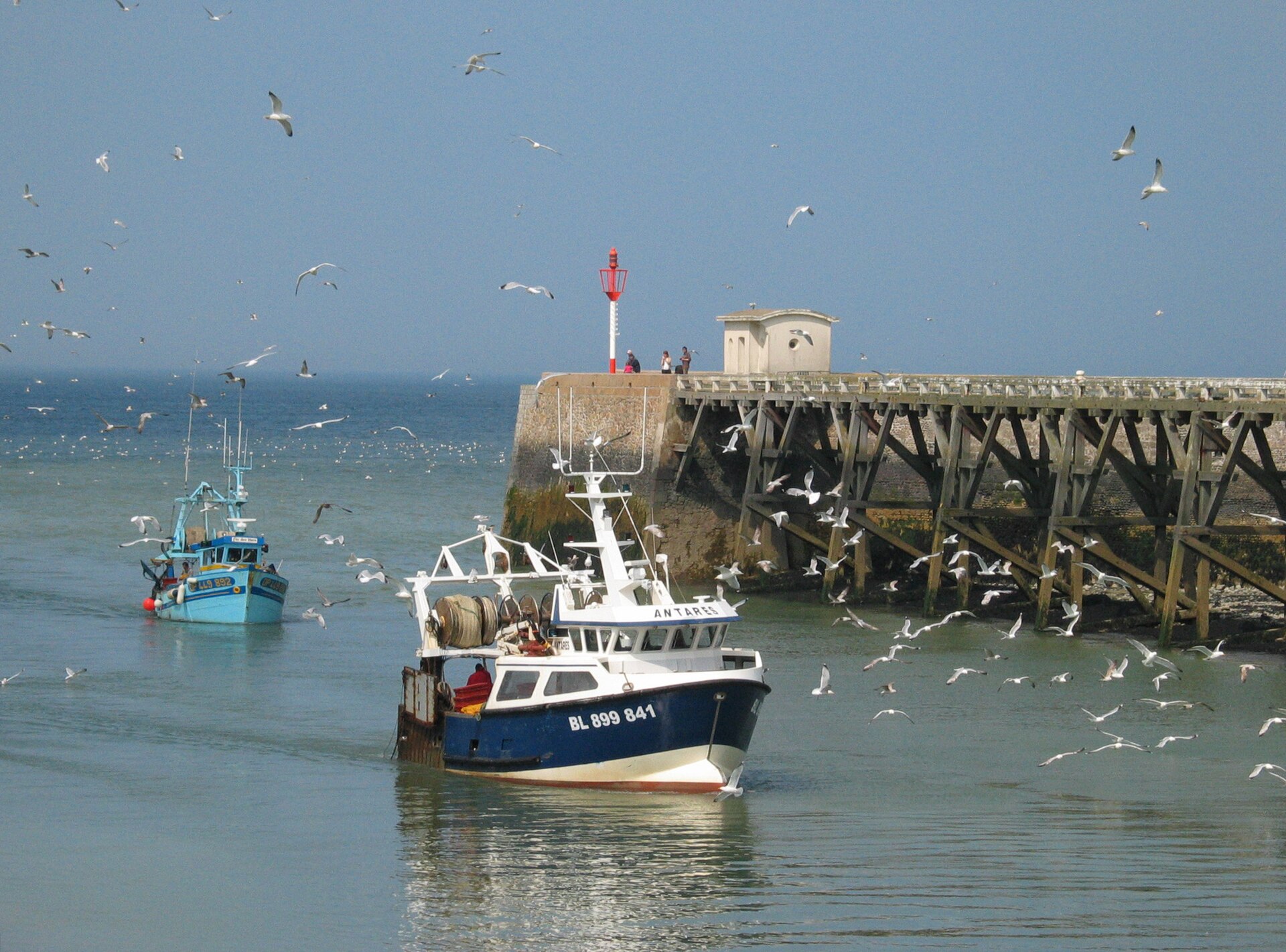 Port du Tréport, quais et bateaux sous les falaises.