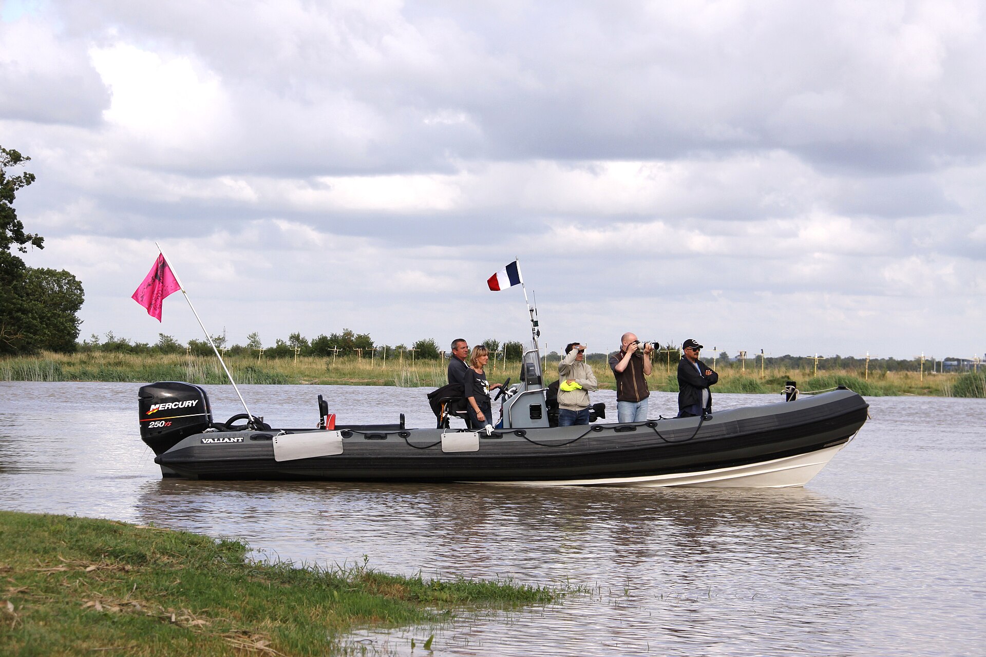 Semi-rigide gris amarré le long d’un quai, tubes épais.