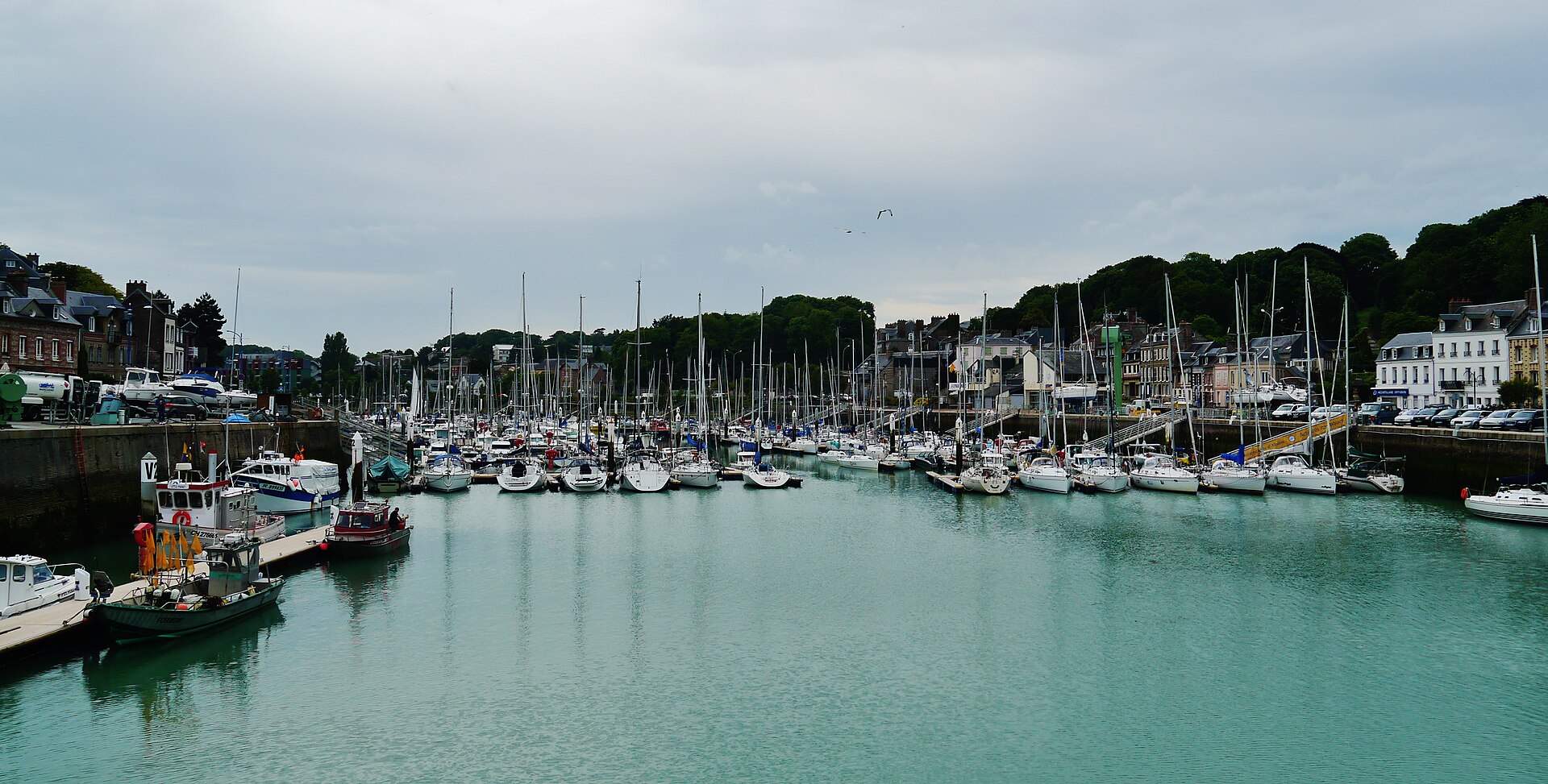 Port de pêche normand, bassins et bateaux le long des quais.