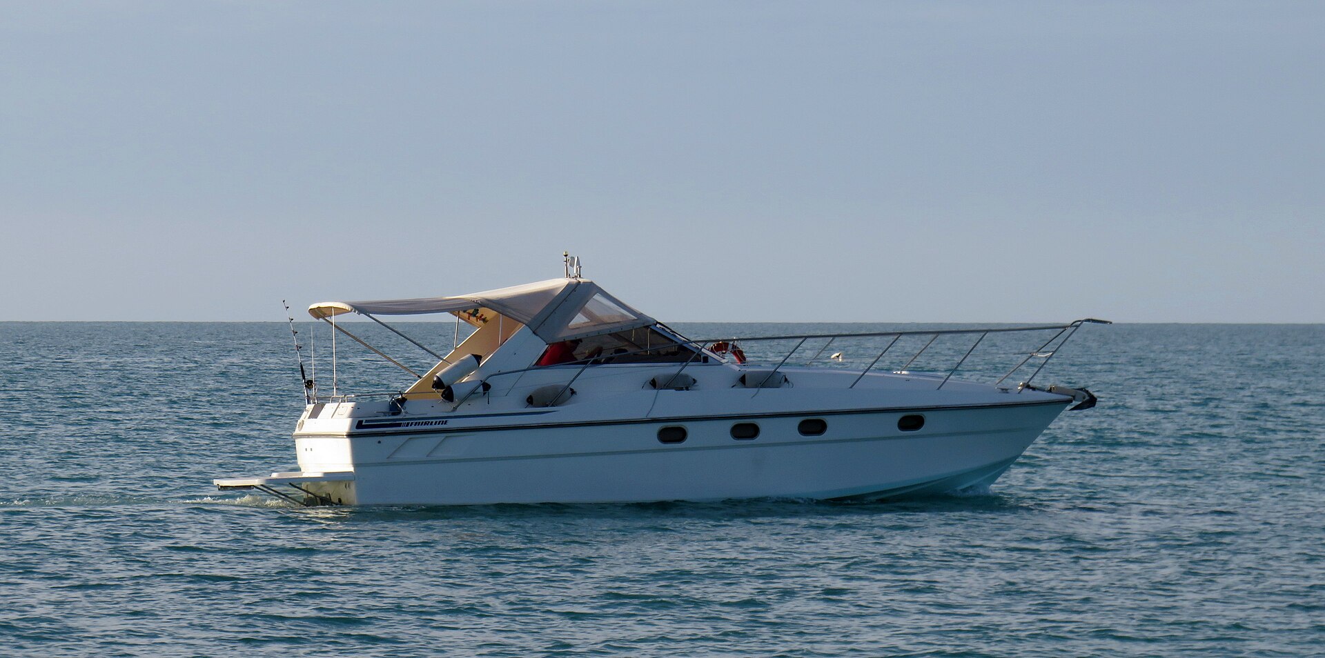 Vedette cabine blanche, pont de croisière côtière.